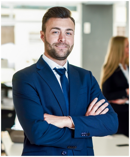 businessman-leader-modern-office-with-businesspeople-working